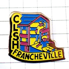 ピンバッジ・子どもたちの遊び場