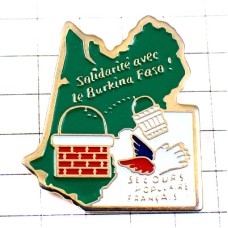 ピンバッジ・井戸バケツ助け合いの手ブルキナファソ国アフリカ地図 AFRICA BURKINA-FASO MAP SECOURS-POPULAIRE