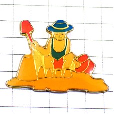 ピンバッジ・砂遊びをする子ども SEA SAND-CASTLE BEACH ピンバッジ・砂遊びをする子ども SEA SAND-CASTLE BEACH