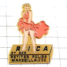 ピンバッジ・マリリンモンロー女優ピンク色のドレスを抑える