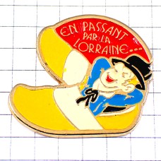 ピンバッジ・木靴のなかで横になる男 ピンバッジ・木靴のなかで横になる男