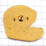 ピンバッジ・木靴のなかで横になる男