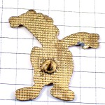 ピンバッジ・ポーズを取るニワトリ鶏