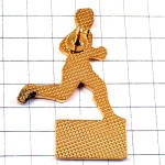 ピンバッジ・ランナー陸上選手ランニングCFLオレンジ色のランニングシャツ