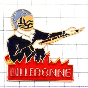 ピンバッジ・消防士と炎の囲まれ消火中 LILLEBONNE FIREMAN FRANCE