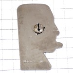 ピンバッジ・ヘッドフォンの男プロファイル