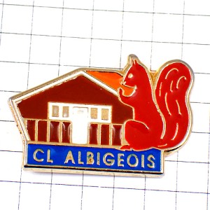 ピンバッジ・赤いリス栗鼠と山小屋 ALBIGEOIS FRANCE