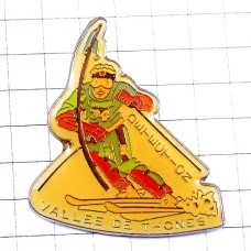 ピンバッジ・旗を倒すスキーヤー滑降中