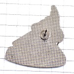 ピンバッジ・旗を倒すスキーヤー滑降中