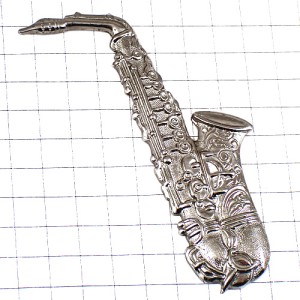 ピンバッジ・サックス楽器サクソフォン音楽ミュージック銀色シルバー SAXOPHONE