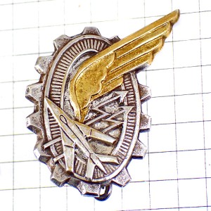 ブローチ・空軍宇宙軍技術訓練学校フランス軍ミリタリー金色の翼や飛行機シルバー銀色歯車