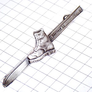 ブローチ・スキー板と登山靴シルバー銀色