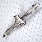 ブローチ・スキー板と登山靴シルバー銀色