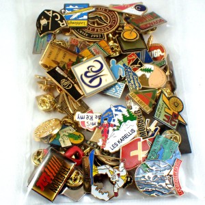 フランス ピンズ 雑貨 ヴィンテージ ピンバッジまとめて50個セット まとめ売り 大量 フレンチ ビンテージ 広告 スキー飛行機スイス国旗ラグビーなど
