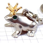 キーホルダー・金色の王冠カエル蛙シルバー銀色