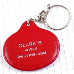 キーホルダー・赤い革製アンティークカー車シルバー銀色オープンカー