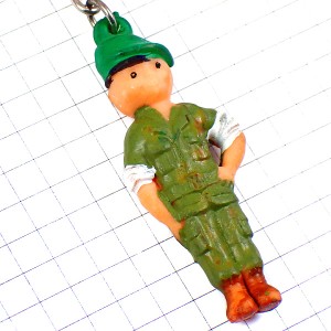 キーホルダー・迷彩色の軍服ミリタリー外人部隊の兵士 BERET-VERT LEGION-ETRANGERE FRENCH-ARMY FRANCE
