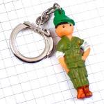キーホルダー・迷彩色の軍服ミリタリー外人部隊の兵士 BERET-VERT LEGION-ETRANGERE FRENCH-ARMY FRANCE