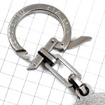 キーホルダー・アルプスの山小屋シャレー鹿の紋章シルバー銀色