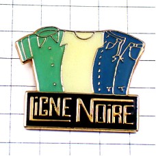 ピンバッジ・白いTシャツ緑のシャツ青いジーンズ