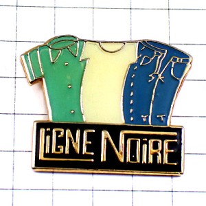 ピンバッジ・白いTシャツ緑のシャツ青いジーンズ