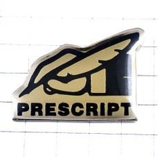 ピンバッジ・羽根ペン文房具を持つ手