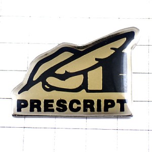 ピンバッジ・羽根ペン文房具を持つ手