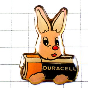 ピンバッジ・ピンク色ウサギのぬいぐるみ乾電池デュラセル DURACELL USA