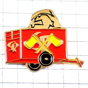 ピンバッジ・消防士のヘルメット斧の印の荷車