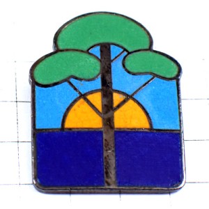 ピンバッジ・緑の木一本と太陽