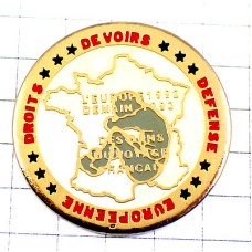 ピンバッジ・うずくまる人フランス地図