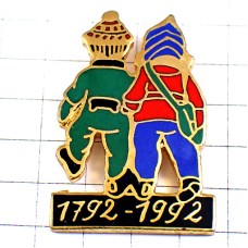 ピンバッジ・冬の支度の二人後ろ姿