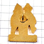 ピンバッジ・冬の支度の二人後ろ姿