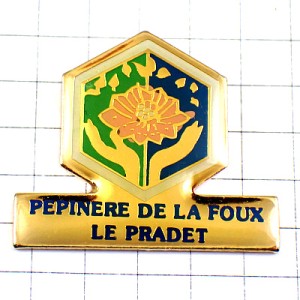 ピンバッジ・ピンク色の花と両手