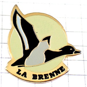 ピンバッジ・羽ばたく鴨カモ鳥ハンティング狩猟