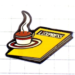 ピンバッジ・コーヒーカップ珈琲と雑誌レクスプレス本