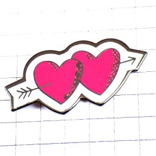 ピンバッジ・射抜かれたピンク色のハート２つ矢バレンタイン HEART ARROW FRANCE