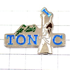 ピンバッジ・アルファベット「Ｉ」を持ち上げる女の子トニック