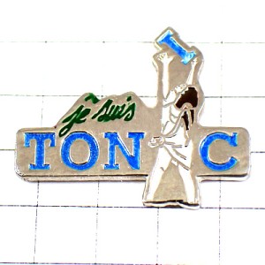 ピンバッジ・アルファベット「Ｉ」を持ち上げる女の子トニック