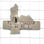 ピンバッジ・アルファベット「Ｉ」を持ち上げる女の子トニック