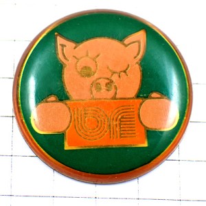ピンバッジ・ピンク色のブタ豚アルファベットＢＦ