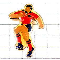 ピンバッジ・ラグビー選手ボール球をもって走る赤いユニフォーム