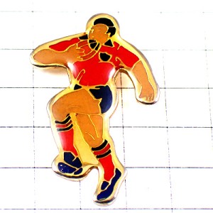 ピンバッジ・ラグビー選手ボール球をもって走る赤いユニフォーム