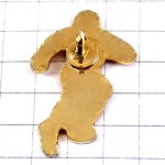 ピンバッジ・ラグビー選手ボール球をもって走る赤いユニフォーム