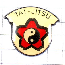 ピンバッジ・体術サクラ赤い桜型タオイズム太極のマーク武道