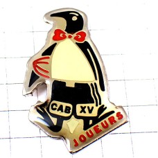 ピンバッジ・蝶ネクタイのペンギンのラグビー選手