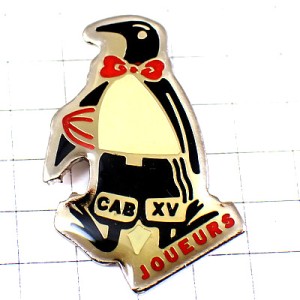 ピンバッジ・蝶ネクタイのペンギンのラグビー選手