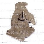 ピンバッジ・蝶ネクタイのペンギンのラグビー選手