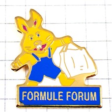 ピンバッジ・サロペットのウサギ兎オーバーオール青い作業服うさぎ白い袋