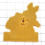 ピンバッジ・サロペットのウサギ兎オーバーオール青い作業服うさぎ白い袋